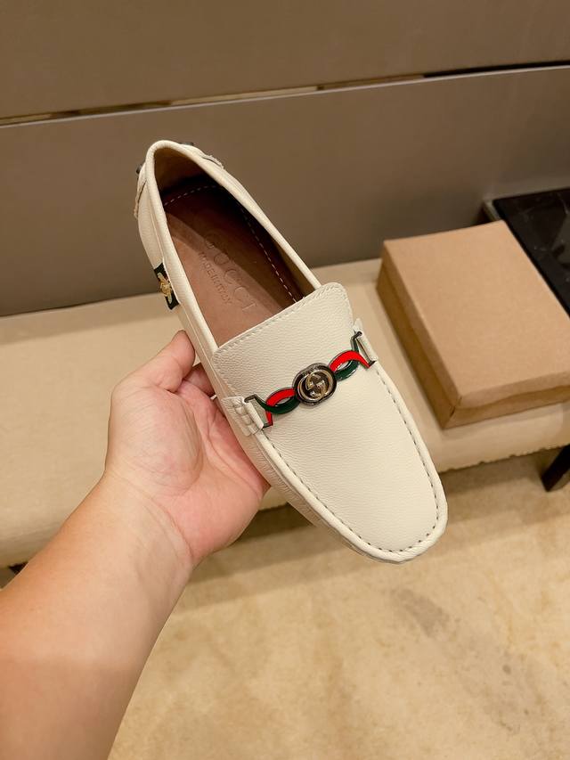 实价 ，古驰官网新款商务休闲驾车懒人豆豆鞋，鞋面采用头层原版牛皮，舒适透气纯牛里 真材实料 此款是世界杯纪念版官方香港尖沙咀广东道5号海港城店同步售卖，专柜价2