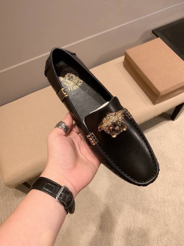 牛皮里真材实料， Verace 范思哲男士四季休闲豆豆鞋，最新元素潮爆全球，官网火爆热卖，原版版本，专柜爆款，鞋面意大利进口原版牛皮性感美灶莎头像金属扣，原版防