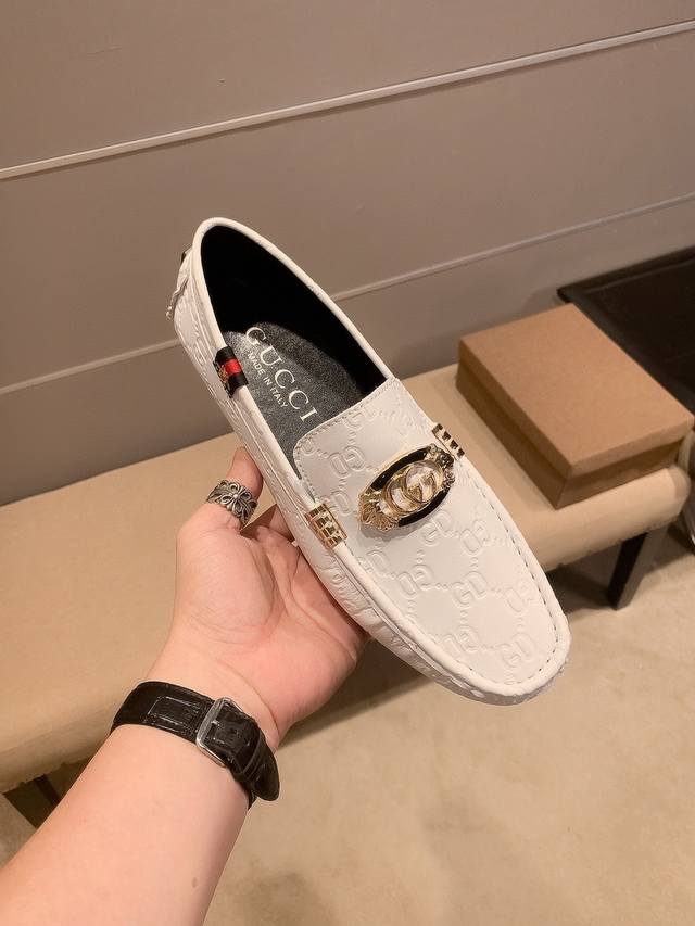 实价 古奇 官方高品质精品男鞋。明星周杰伦同款，原单正品。采用进口原版牛漆皮+原版牛里真材实料，法国殿堂级尊贵款售价25880瑞士法郎，此款是法国巴黎时装周走秀