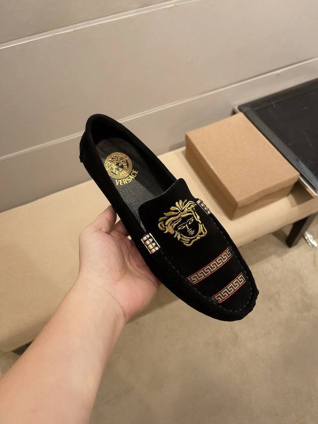 实价 ，品牌范思哲，官方新款+爆款，鞋面头层进口反绒牛皮+刺绣，头层牛里真材实料，原版进口耐磨橡胶底， 范思哲官网出品 男士心备佳品，穿着舒适。精致简单鞋面尽显