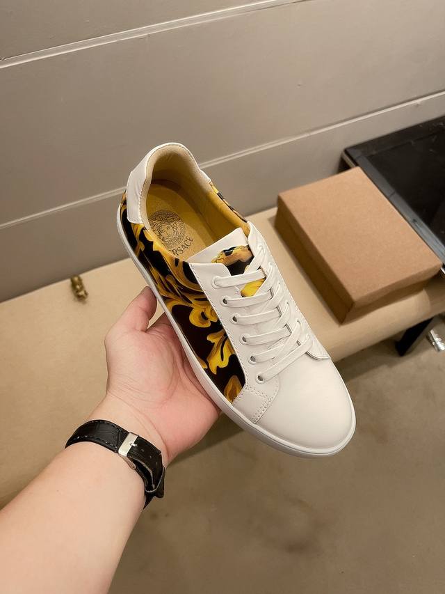 实价 ，品牌范思哲，官网新款，鞋面头层意大利原版牛皮，头层内里羊里，原版进口耐磨橡胶底，官网出品，心备佳品，采用精湛工艺。穿着舒适。精致大方，无论是专心致志地工