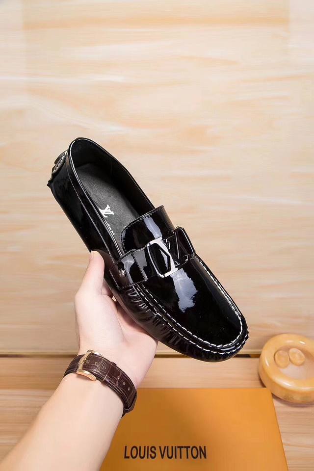 实价 ，品牌Lv，官网新款2026春季巴黎时装周走秀款，Lv不一样的感觉，自然不失高雅，[爱情] 鞋面采用头层进口意大利牛漆皮，头层牛皮内里真材实料，穿着舒适透