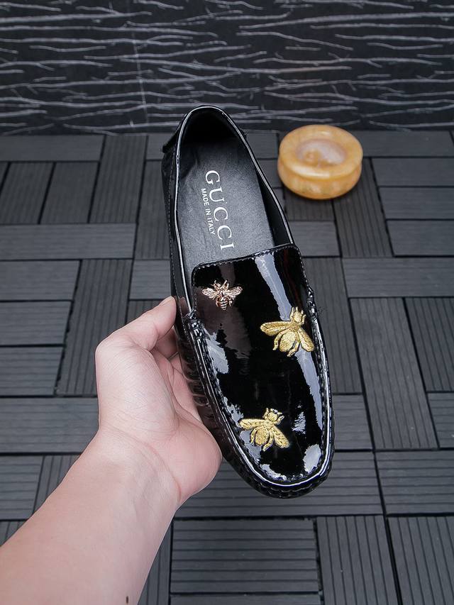 实价 ， Gucci 古奇官网原版新款高端商务休闲驾车豆豆鞋，意大利名模贵族们爆款，时尚界的佼佼者，无可超越，明星同款，鞋面采用进口原版反绒头层牛牛漆皮+原版牛