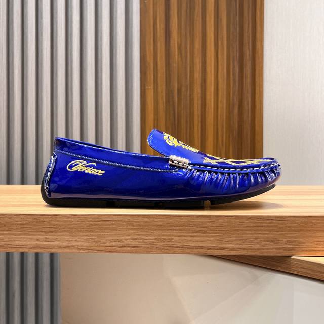 实价 ，品牌范思哲，官方新款+爆款，鞋面头层进口牛漆皮+刺绣，头层牛里真材实料，原版进口耐磨橡胶底， 范思哲官网出品 男士心备佳品，穿着舒适。精致简单鞋面尽显品