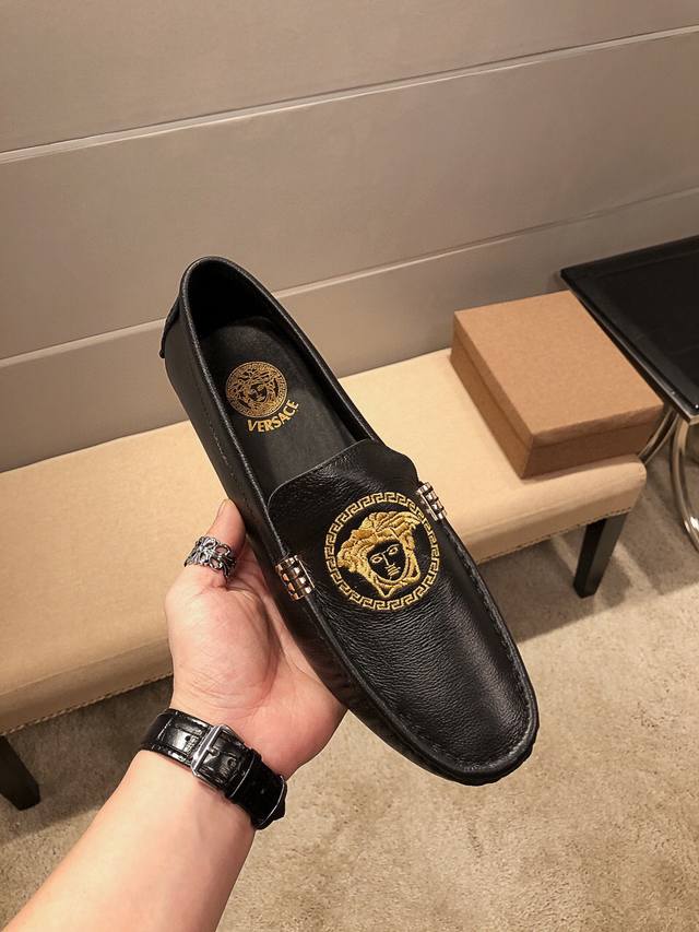 品牌范思哲， 牛皮里 ，鞋面采用头层荔枝纹牛皮+美刺绣杜莎性感头像，男士的最爱，舒适透气牛里真材实料，原版进口耐磨橡胶底， 范思哲官网出品 精致优雅男士心备佳品