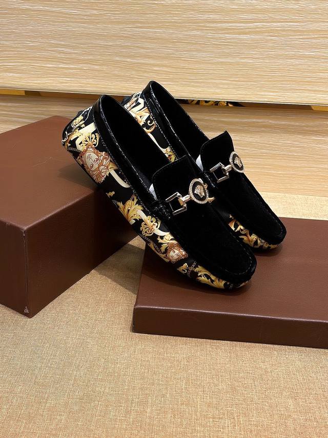 实价 Verace 范思哲男士四季豆豆鞋，最新元素潮爆全球，官网火爆热卖，原版版本，专柜一比一，鞋面意大利进口原版头层牛皮性感美灶莎头像金属扣，原版防滑大底，舒