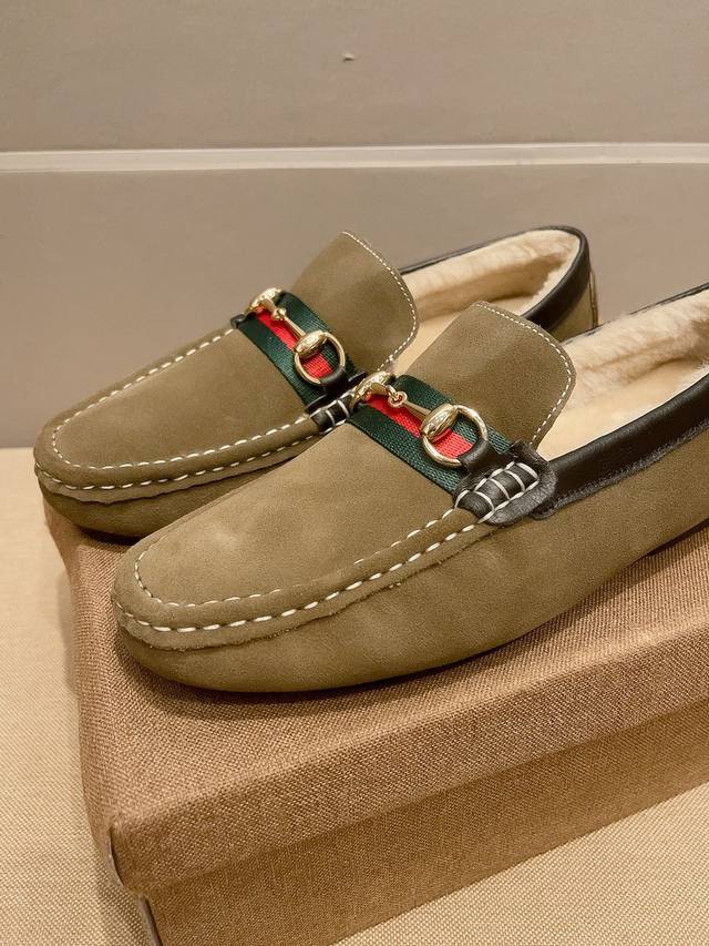 真绵羊毛内里，这个冬季不再冷 古奇官方首发，新款，意大利冬季男士必备潮流豆豆鞋，官方1：1原版复刻！鞋面进口头层高丝光牛绒牛皮，真绵羊毛内里、原版橡胶大底，防滑