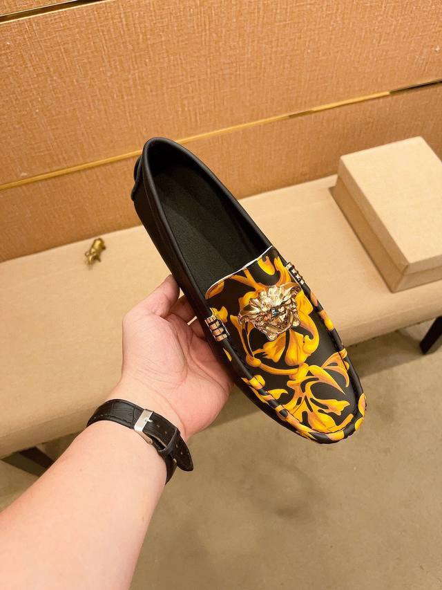 实价 Verace 范思哲官方男士四季休闲豆豆鞋，最新元素潮爆全球，官网火爆热卖，原版版本，专柜爆款，鞋面意大利进口原版头层牛皮性感美灶莎头像，男士最爱，原版防