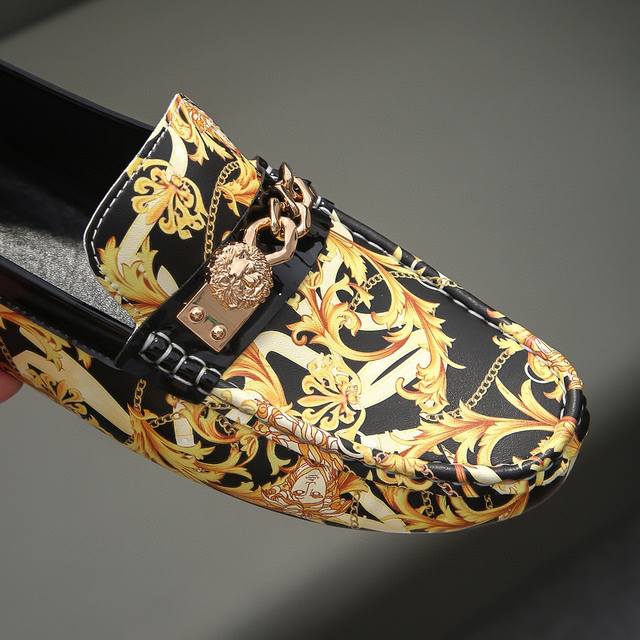 品牌范思哲，范思哲又一次惊世之作腾空出世，惊艳全场 鞋面西班牙进口牛皮，头层吸汗透气牛里真材实料，穿着舒适...气宇不凡，独特时尚，精益求精，完美融合，现香港中