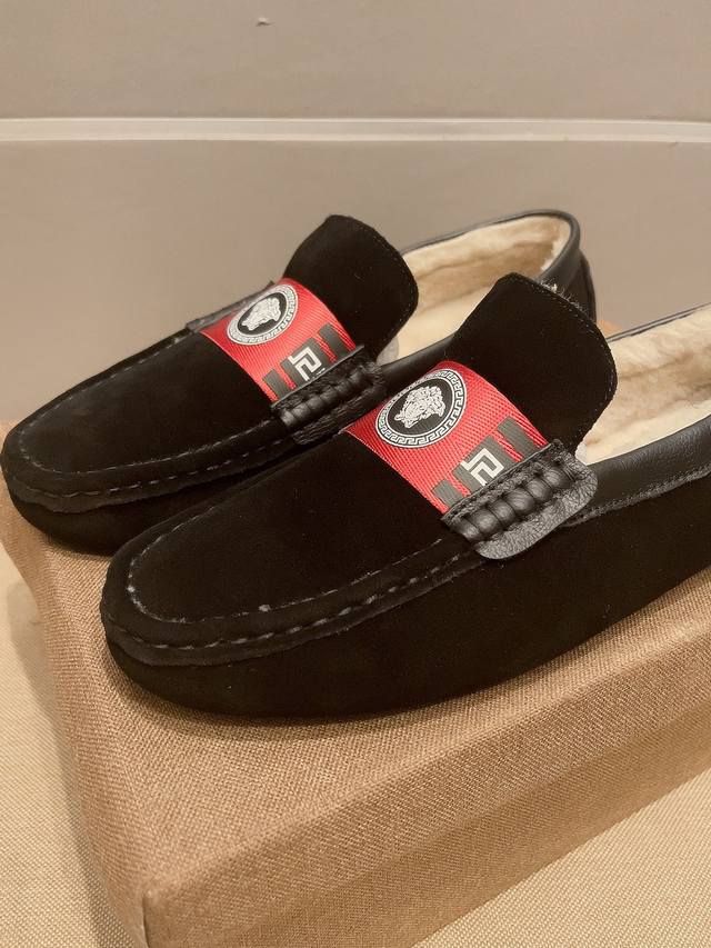 真绵羊毛内里，这个冬季不再冷 范思哲官方首发，新款，意大利冬季男士必备潮流豆豆鞋，官方1：1原版复刻！鞋面进口头层高丝光牛绒牛皮，真绵羊毛内里、原版橡胶大底，防