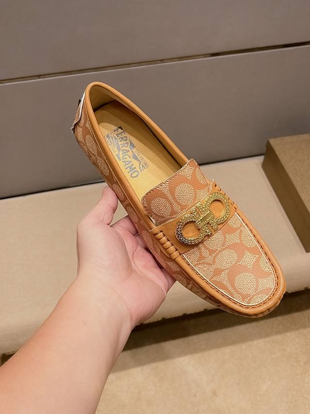 品牌菲拉格慕,官方原版休闲百搭商务高端豆豆鞋~四季潮鞋官网旗舰店原单,鞋面:进口牛皮,全纯羊皮里,时尚懒人商务风设计,休闲乐福款,跑步鞋青年人最适合不过啦。英伦 品牌菲拉格慕,官方原版休闲百搭商务高端豆豆鞋~四季潮鞋官网旗舰店原单,鞋面:进口牛皮,全纯羊皮里,时尚懒人商务风设计,休闲乐福款,跑步鞋青年人最适合不过啦。英伦