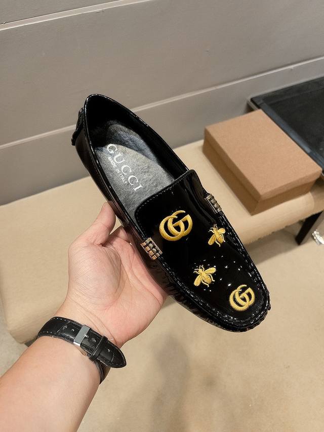 古奇 古奇男士四季豆豆鞋，最新元素潮爆全球，官网火爆热卖，原版版本，专柜一比一，鞋面意大利进口原版牛漆皮绣花原版防滑大底，舒适透气吸汗牛里真材实料，舒适以质量说