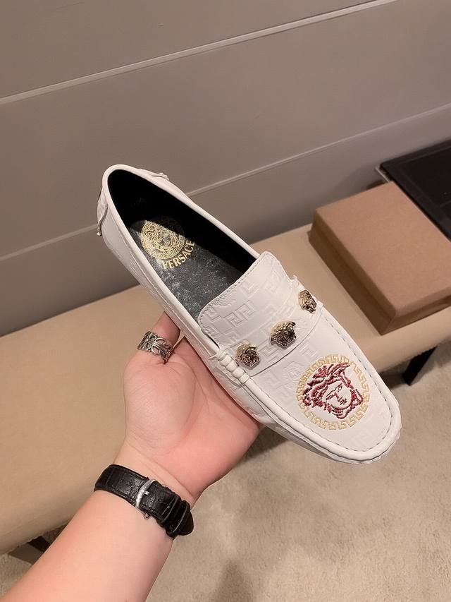 品牌范思哲，鞋面进口意大利头层牛皮制作，头层牛里真材实料，原版进口耐磨橡胶底， 官网出品 精致优雅心备佳品，采用精湛工艺。穿着舒适。精致简单鞋面更显品牌低调优雅