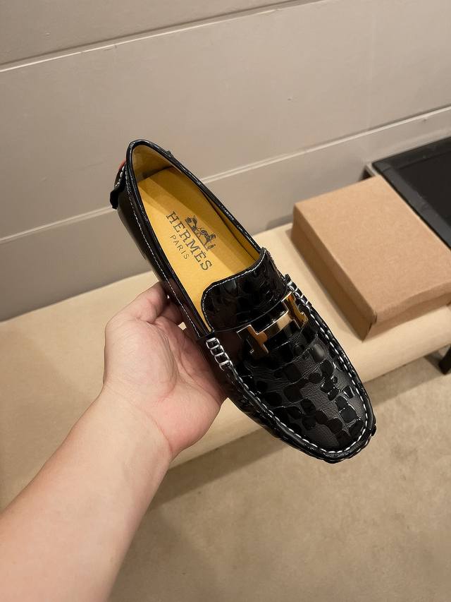 品牌爱马仕，官方旗舰店正品新款，鞋面原版牛皮，男士的最爱，舒适透气牛里 拒绝掉色 ，原版进口耐磨橡胶底， 采用精湛工艺，鞋面好看奢华，男士心备佳品，精致简单鞋面