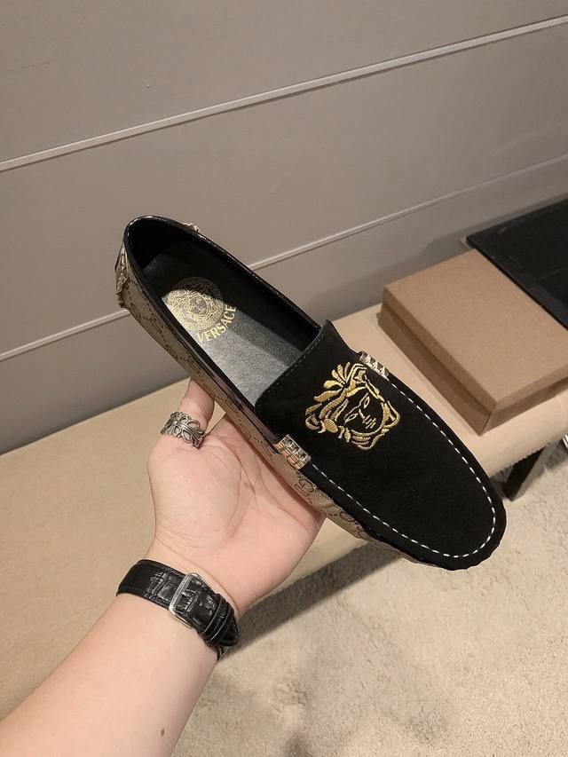 官方新款，范思哲古奇联名版，全球限量68双，官方首发，此款曾经被官方首说最牛的合作精神，巴黎街头名模爆款，官网最新款休闲商务豆豆鞋，鞋面采用原版进口头层磨砂牛皮