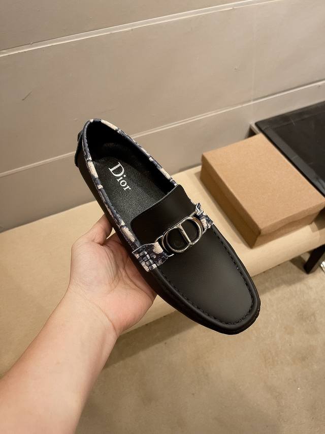 实价 Dior 官方新款，意大利名模贵族们爆款，Dior时尚界的佼佼者，无可超越，官方高品质精品高端商务豆豆鞋。明星周杰伦同款，原单正品，采用进口原版牛皮+原版