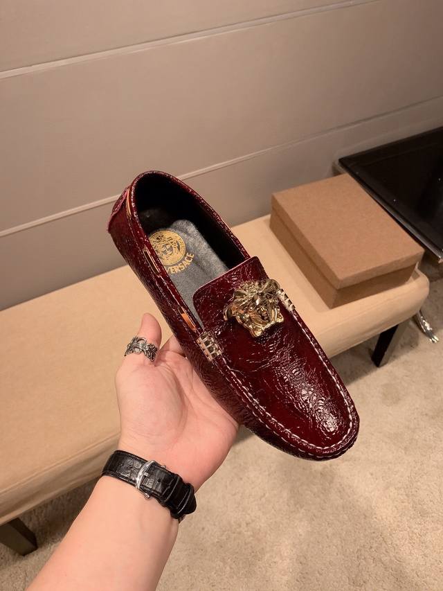 实价 ， 喜庆红色 范思哲原单， 鞋面采用意大利头层牛皮，头层吸汗透气牛里真材实料，绝对高端...范思哲诞生于15世纪法国宫廷 .Prada秀场上，范思哲再度诠