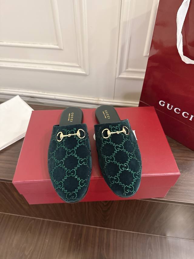Gucci Gg钻天鹅绒饰马衔扣女士穆勒鞋 DDD 典藏图案继续在Gucci全新系列中大放异彩。全新系列匠心呈献马衔扣配件，彰显品牌马术传承。这款女士穆勒鞋以柔