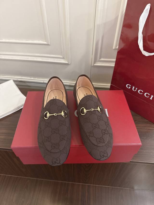 Gucci Jordaan系列女士乐福鞋 DDD 作为Gucci设计传承的杰出代表，马衔扣乐福鞋生动彰显经典优雅格调。这款鞋履甄选黑色漆皮打造，匠心融蕴浅金色调