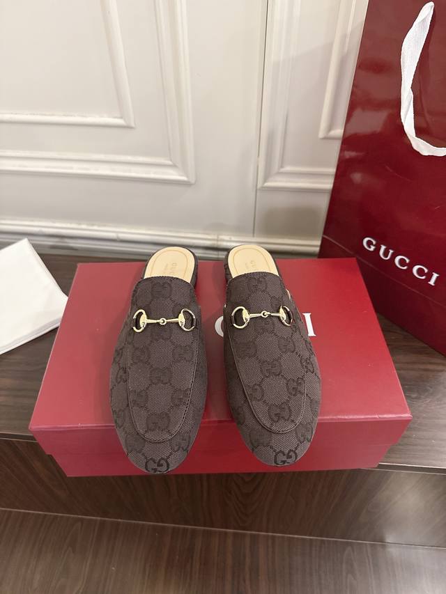 Princetown系列拖鞋Princetown系列拖鞋采用品牌经典的皮革面料，配以标志性的金色调马衔扣，呈现震撼效果。 DDD 内里定制羊皮 真皮大底 码数3