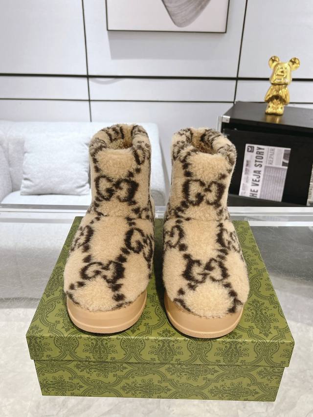 新品 饰美利奴羊毛滚边女靴雪地靴这款靴子采用杏色和咖啡色Gg绒面材质制作，以现代风范诠释深深植根于Gucci传承的经典材质。奢华的美利奴羊毛滚边是另一大设计亮点