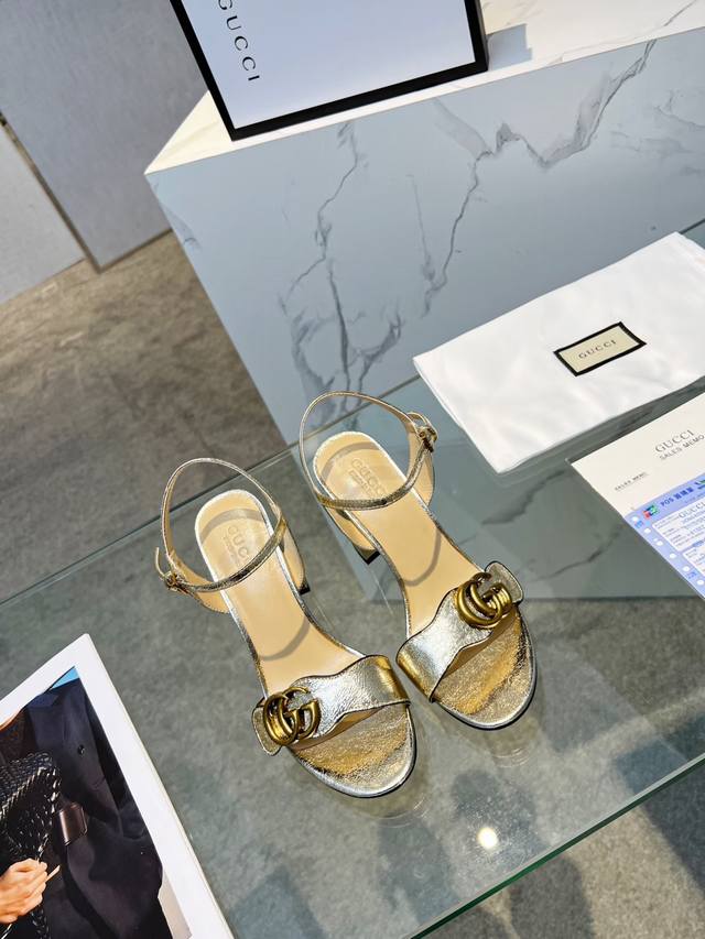 出厂价Pp： 元古驰 Gucci 官网1 ：1精致的古铜色饰扣新款夏季一字凉鞋做工很棒让人放心皮质光泽有韧性。舒适走路超自在 。贴合大众实际需要很好驾驭推荐一款