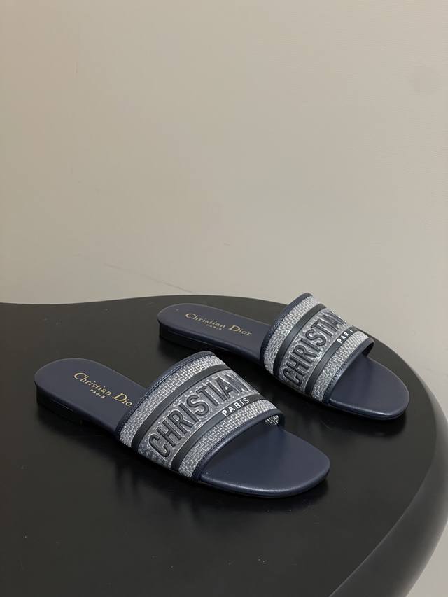 工厂P价 - DDD 2026春夏最新款 Dior迪奥 D-Dway经典字母一字拖鞋 滴胶平底凉拖鞋 DDD 这款 Dway 凉拖是一款标志性的经典单品。鞋面刺