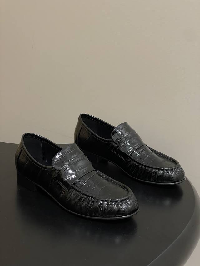 工厂P价 - DDD The Row 26Fw春夏新款 Tr复古鳗鱼皮乐福鞋亮面老钱风小皮鞋单鞋 DDD 这双乐福鞋简直是极简美学的典范！方头设计利落大气 又修