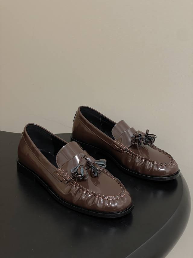 工厂P价 - DDD The Row 26Fw春夏新款 Tr复古流苏乐福鞋亮面老钱风小皮鞋单鞋 DDD 这双鞋是极简主义与复古情怀的完美共生，亦是The Row