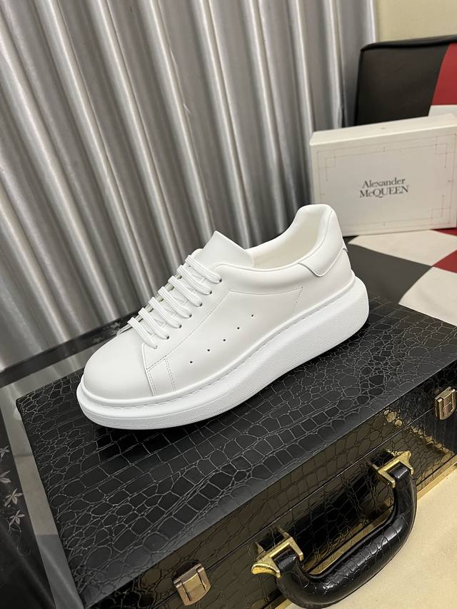 出厂价Pp： Alexander Mcqueen 亚历山大麦昆 皮革 系带圆头 低帮 生活休闲鞋 ！2025最新米兰时装周T台走秀款，独特个性的设计，上脚超有范