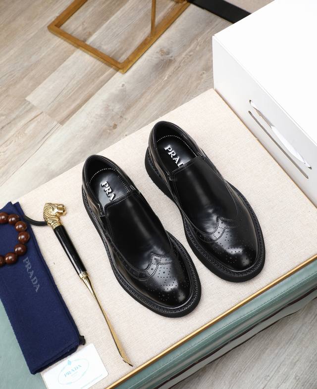 出厂价P DDD 普拉达ＰＲＡＤＡ. 高端男士商务休闲皮鞋，顶级牛货.1:1出货奢华尊贵全部采用进口原版品牌皮料，只为打造更为舒适的穿着体验，鞋面：原版开边珠牛