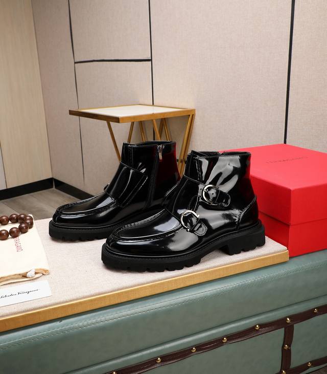 出厂价P 顶级货Ferraga*菲拉格慕男士秋冬及踝靴,体现经典的优雅气质。高雅的外观搭配修长的版型,进口牛皮打造,舒适轻盈,套脚式穿脱方便,内里本染小牛皮,超 出厂价P 顶级货Ferraga*菲拉格慕男士秋冬及踝靴,体现经典的优雅气质。高雅的外观搭配修长的版型,进口牛皮打造,舒适轻盈,套脚式穿脱方便,内里本染小牛皮,超