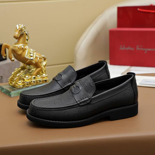 工厂P价 菲拉格慕[Ferragamo] 顶级进口西装男鞋官网原版复制，商品材料：精选 进口压纹小牛皮+奢华五金扣配件~进口水染牛皮内里。强烈立体视觉效果，原版