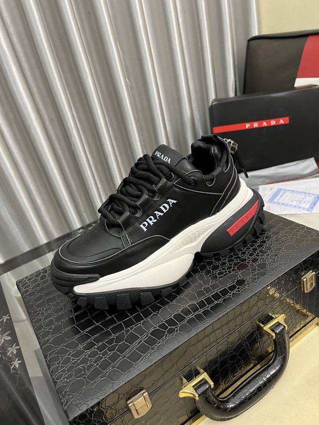 出厂价Pp： 高版本 新款Prada 普拉达 专柜同步上市， 新款男鞋、面料精选头层牛皮，纯手工艺制作而成。内里:全牛皮内里。高端气垫开模防滑橡胶大底，精美线条
