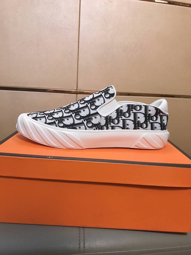 工厂P价 Dior 迪奥最新款精心打造，引爆全场！不断创新的国际品牌 此款男士高帮四季款休闲鞋，鞋面选用品牌印花材料，猪皮内里橡胶防滑大底，透气舒适以质量说话