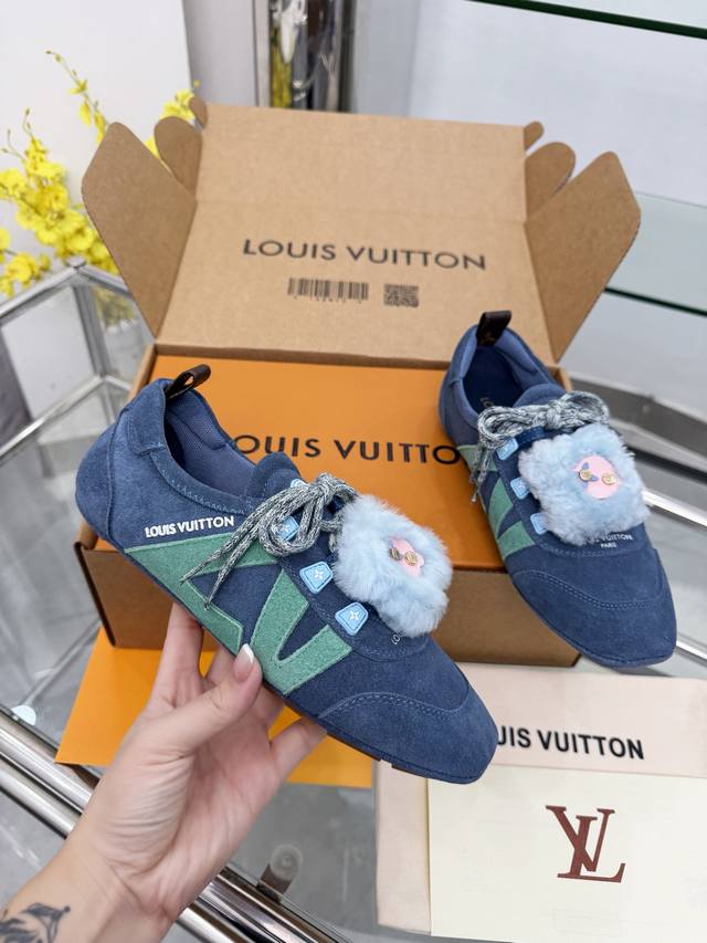 出厂价P 本款 Lv Sneakerina 芭蕾运动鞋以柔软绒面牛皮革塑就 Sacchetto 构型，展现运动鞋和芭蕾舞鞋的美妙融合。鞋带处的蓬松标签映现品牌吉