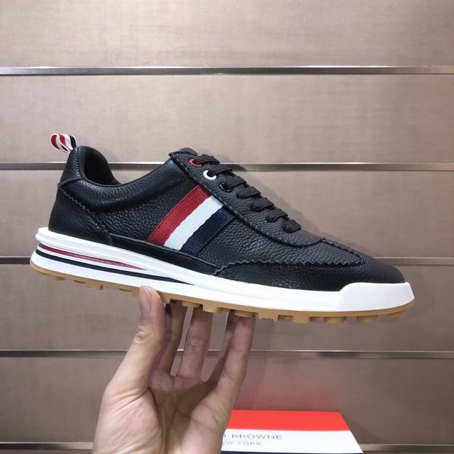出厂价P Thom Browne 汤姆.布朗 Tb官网同款 原单爆款运动鞋 头层牛皮加透气布料1：1原板 牛皮内里鞋身配件一比一开模 专柜品质 亲们你还为穿着搭
