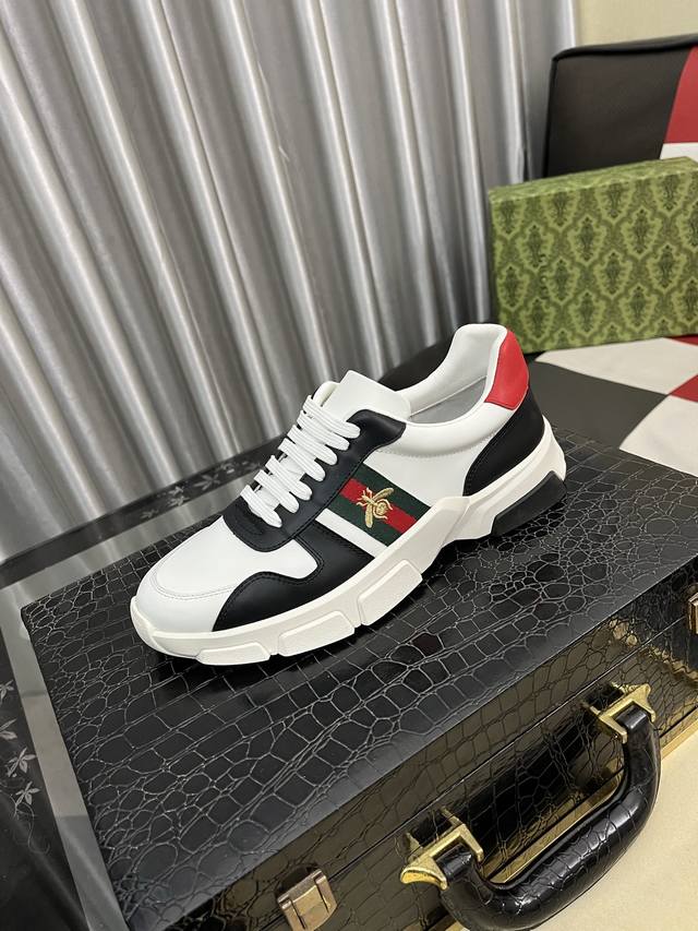 出厂价Pp： 古奇 最新休闲男鞋，欢迎1:1对比，爆单款香港专柜休闲鞋，专柜品质，支持验货，优质做工，鞋面采用意大利进口胎牛皮 透气羊皮内里，原版时尚运动大底