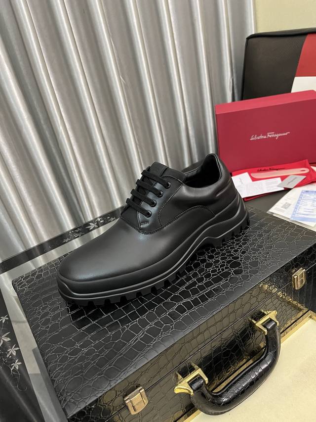 出厂价Pp： 菲拉格慕 原单鞋面复刻 更是原单货 超级霸气 鞋面采用优质牛皮皮料正装商务皮鞋 内外全真皮制作，牛里 拒绝脱色磨脚 ，简单大方超级百搭 鞋面精片经