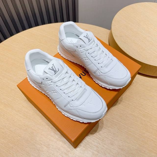 工厂P Loui* Vuitto* 独家实拍同步上线原版本 原鞋鞋开发，上脚非常舒适 做工精细 鞋面由头层牛皮制成，侧边饰有品牌Logo标志及签名，垫脚聚米微料