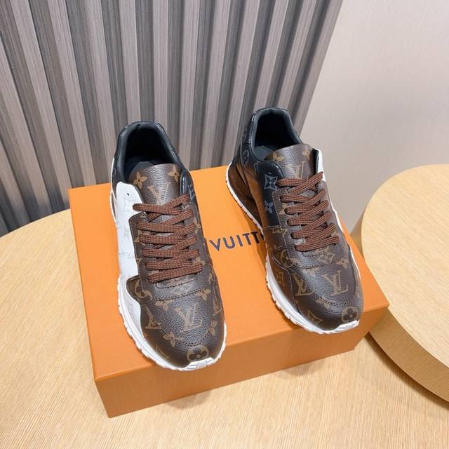 工厂P Loui* Vuitto* 独家实拍同步上线原版本 原鞋鞋开发，上脚非常舒适 做工精细 鞋面由原版胶料制成，侧边饰有品牌Logo标志，垫脚聚米微料加原版