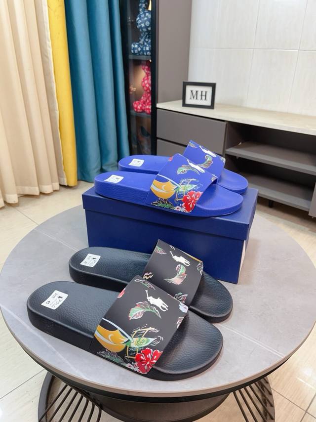 出厂价P Dior 迪奥高端精品男士春夏凉拖鞋！进口原版胶片鞋面，鞋身搭配独特滴胶花纹，精致的胶扣Logo，精致奢华，超A级别！版型对比专柜正品，柔软的中底，超