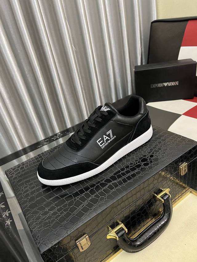 出厂价Pp： Giorgio Armani 乔治阿玛尼 男士休闲鞋采用头层磨砂牛皮小牛皮透气羊里，后跟光滑小牛皮包裹，皮质柔软细腻，舒适透气，鞋舌饰有品牌Log