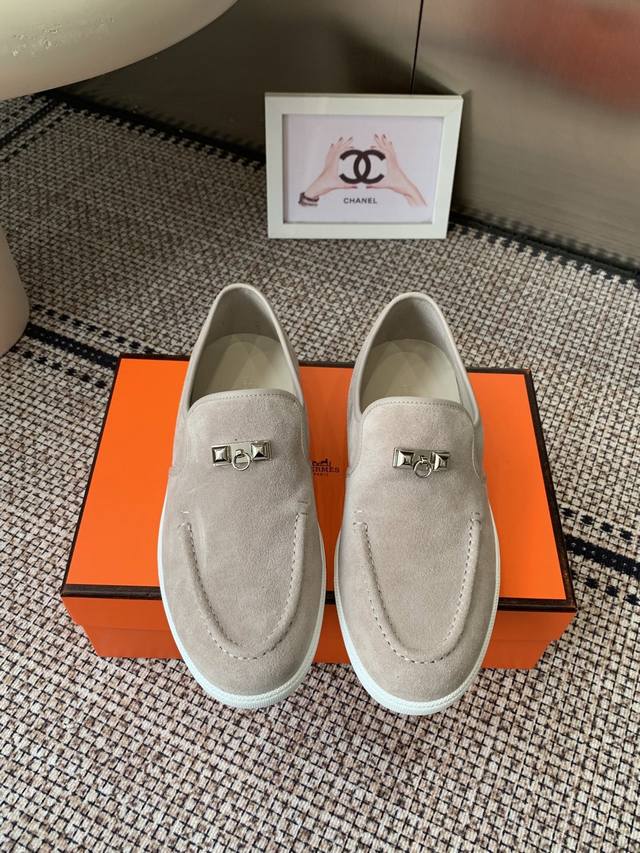 实价 Ss新款 乐福鞋 一脚蹬 这款采用小牛皮和麂皮山羊皮免系带运动鞋 饰有标志性“H”细节 设计简约流畅 打造时尚都市造型 舒适百搭 经典不过时 DDD 面料