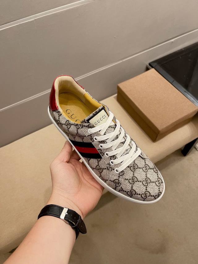 品牌古奇，官方新款，这几年，古奇总是惊世骇俗...风靡全球 牛里 官方新款+爆款，鞋面采用意大利头层柔软牛皮 纯手工制作 极尽奢华，高贵大气，男士的最爱，内里头