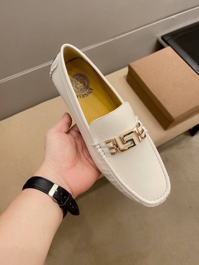 Versace 范思哲 官方新款，米兰男时装周走秀款，鞋面进口荔枝纹头层柔软牛皮+吸汗透气不掉色头层穿舒服牛皮内里，超滑质感，吸汗透气 ，鞋身Logo美杜莎头像