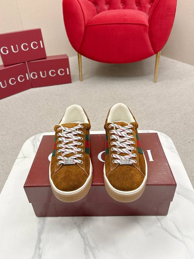 Gucci古驰 最新Ace系列 休闲运动鞋 众明星同款 经典棕色帆布+皮革拼接,侧面红绿条纹超有辨识度。完美鞋楦,日常休闲穿搭都很Ok,上脚超美且舒服,潮人必入
