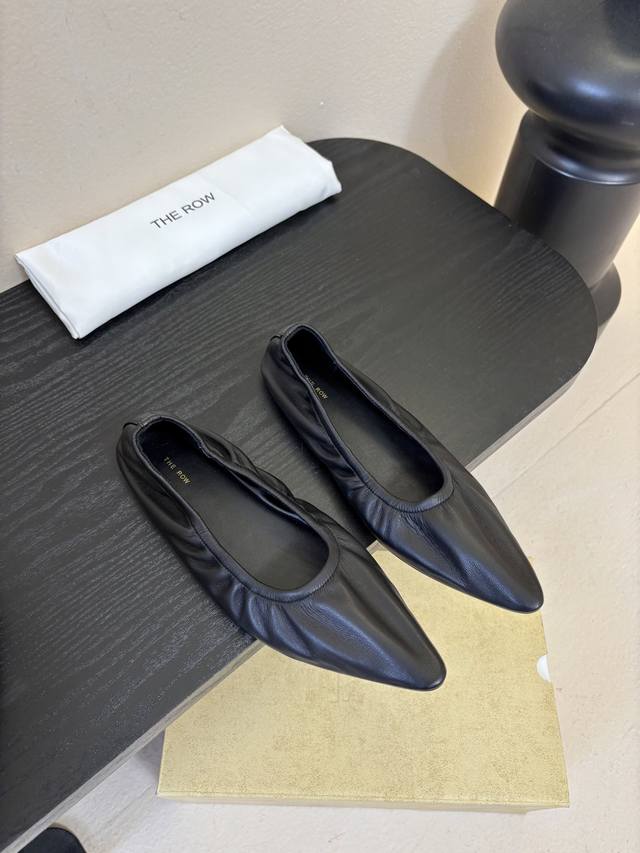The Row 26春夏新款后松紧尖头平底简易单鞋！ DDD 每一季新品都吸引着时髦精的注意，这款小跟鞋一如既往的极简风设计，简洁大气优雅知性，线条感十足，随性