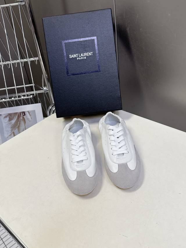 Saint Laurent圣罗兰最新款休闲鞋 薄底鞋 超多明星时尚博主种草 朴彩英Rose同款 简约的设计符合当下老钱风流行趋势 后跟外Ysl品牌Logo标极具