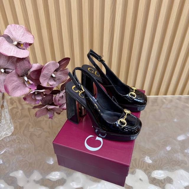 Gucci 古驰经典马衔扣坡跟凉鞋 G家标志性马衔扣 邂逅时髦丝绒压纹 坡跟 DDD DDD 一场华丽与舒适兼得的时尚盛宴就此开启。 DDD 这双凉鞋 是经典与